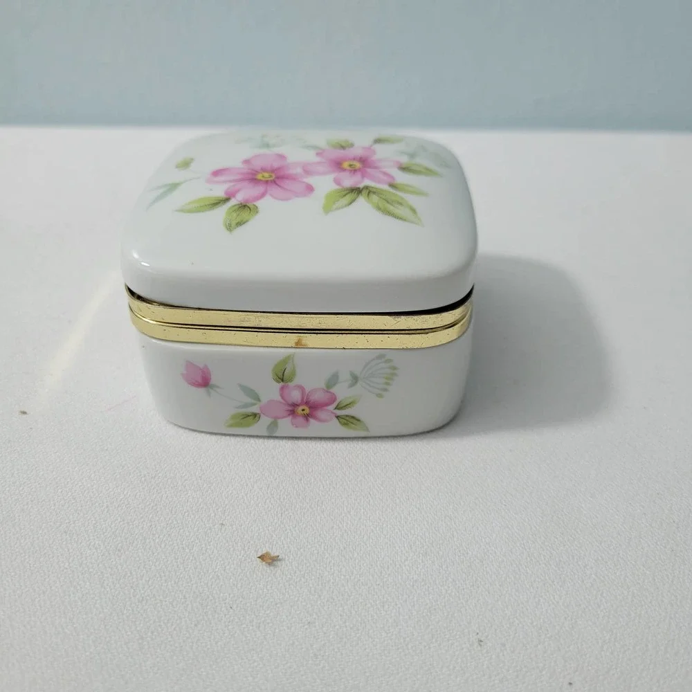 Small Made in Japan Ceramic Jewelry Box Size 3.25L x 3.25W x 1.750H  51323-4Tclo